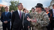 Generální tajemník NATO Jens Stoltenberg p�i setkání s americkými vojáky v Praze