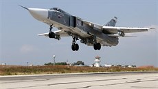 Ruský letoun Su-24 startuje k úderm z letit v syrském Hmeimimu