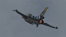 Letoun F-16 řeckého Zeus týmu na Dnech NATO v Ostravě