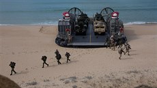 Portugalská a americká námořní pěchota se vyloďuje na pláži Pinheiro Da Cruz