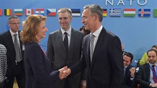 Černá Hora dostala pozvánku do NATO. Vicepremiér Igor Lukšič a ministryně...