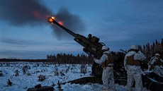 Americké dělostřelectvo na zimním cvičení v Norsku