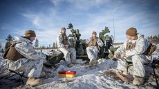 Američtí mariňáci odpočívají během cvičení Cold Response v Norsku