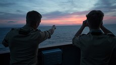 Námořníci z německé lodi Bonn hlídkují v rámci mise NATO v Egejském moři