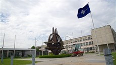 Přesun symbolu NATO od staré centrály v Bruselu k novému sídlu