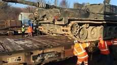 Nakládání britských tanků Challenger na železniční vagony
