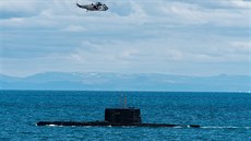 Vrtulník Sea King kanadského námořnictva nad norskou ponorkou Uredd během...