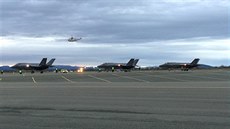 Trojice nových letounů F-35 norských vzdušných sil po přistání na základně...