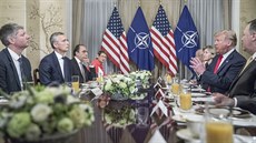 Společná snídaně šéfa NATO Jense Stoltenberga a amerického prezidenta Donalda...