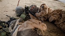 Čeští vojáci při kurzu přežití v afghánské poušti