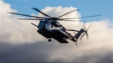 Vrtulník CH-53 Sea Stallion z výsadkové lodi USS Iwo jima přiváží příslušníky...