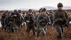 Americká námořní pěchota nacvičuje vylodění na Islandu