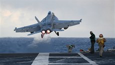 Letoun F/A-18F Super Hornet startuje z letadlové lod USS Harry S. Truman bhem...