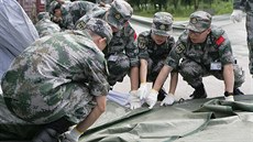 Čínští armádní zdravotníci na cvičení v Německu