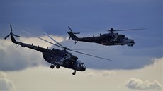 Transportní Mi-171 a bitevní Mi-24/35 eských Vzduných sil na Dnech NATO v...