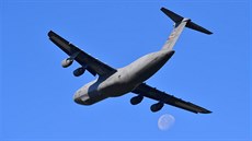 Americký transportní letoun C-5M Super Galaxy na mošnovském letišti
