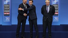 Francouzský prezident Emmanuel Macron (uprostřed) s šéfem NATO Jensem...