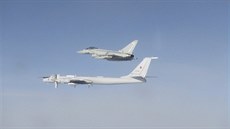 Ruský Tu-142 v doprovodu britské stíhaky Eurofighter