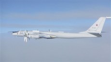 Ruský Tu-142 na dálkovém letu kolem Evropy
