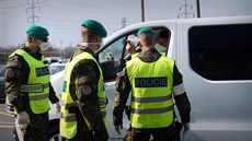 Vojáci pomáhají policistm na hraniních pechodech
