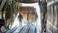 Nakládání české pomoci do španělského stroje C-130 Hercules na pardubickém...