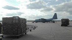 Nakládání české pomoci do španělského stroje C-130 Hercules na pardubickém...