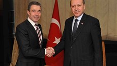 Generální tajemník NATO Anders Fogh Rasmussen s tureckým premiérem Recepem