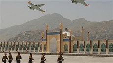 Průlet bitevníků afghánského letectva nad vojenskou přehlídkou