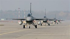 Stíhací letouny F-16 polského letectva.