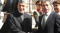 Afghánský prezident Hamíd Karzáí se zdraví s generálním tajemníkem NATO
