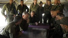 Porada izraelských velitel ped dalími útoky na hnutí Hamás. Vlevo uprosted