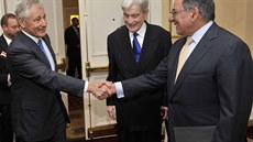 Chuck Hagel se souasným ministrem obrany USA Leonem Panettou (9.5. 2012)