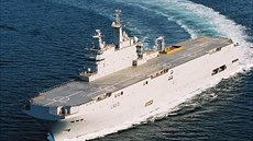 Francouzská výsadková loď třídy Mistral.