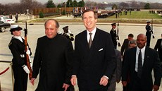 Nawáz aríf (vlevo) byl pákistánským premiérem u za vlády amerického