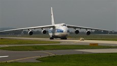 Obí dopravní letoun An-124 Ruslan.