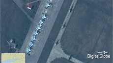Bojové letouny a helikoptéry na satelitním snímku ruské základny...