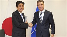 Generální tajemník NATO Anders Fogh Rasmussen a japonský premiér inzo Abe.