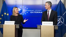 Generální tajemník NATO Jens Stoltenberg s vysokou představitelkou EU pro...