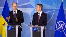 Ukrajinský premiér Arsenij Jaceňuk a generální tajemník NATO Jens Stoltenberg.