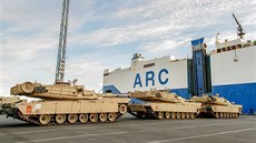 Americké tanky se vyloďují v Evropě.