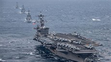 Americká letadlová loď USS Carl Vinson ve Východočínském moři v doprovodu...