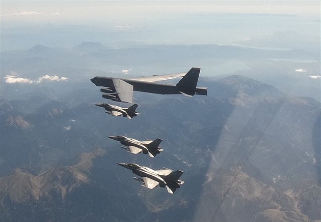 Americký bombardér B-52 v doprovodu stíhaek F-16 eckých vzduných sil