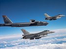 Belgické stroje F-16 doprovázejí americký bombardér B-52