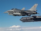 Belgické stroje F-16 doprovázejí americký bombardér B-52