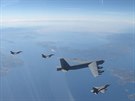 Americký bombardér B-52 v doprovodu stíhaek F-16 eckých vzduných sil