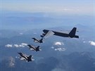 Americký bombardér B-52 v doprovodu stíhaek F-16 eckých vzduných sil