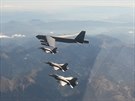 Americk bombardr B-52 v doprovodu sthaek F-16 eckch vzdunch sil