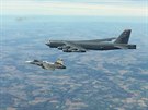 Americk bombardr B-52 v doprovodu letoun Gripen eskch Vzdunch sil