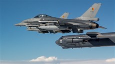 Belgické stroje F-16 doprovázejí americký bombardér B-52