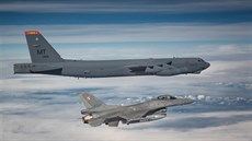 Americký bombardér B-52 v doprovodu polských stíhaček F-16